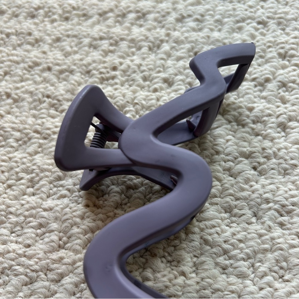 Large Dusty Purple Matte Wavy Claw Clip - Picture 7 of 9
